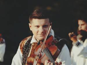 Profesorul Mihai Cotos, cel mai tânăr dirijor de orchestră profesionistă din țară