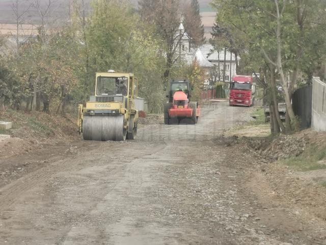 A început asfaltarea a încă 15 străzi din orașul Siret