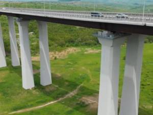 Viaduct peste calea ferată, în lungime de 1.015 m și cu 41 de deschideri, necesar a fi construit pe tronsonul III al rutei alternative