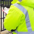 Un bărbat a fost prins în timp ce fura curent cu ajutorul unui dispozitiv improvizat