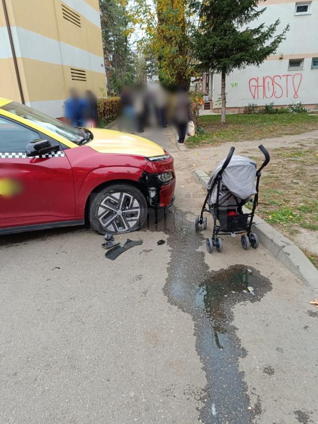 Mamă și copil răniți în timp ce mergeau pe trotuar