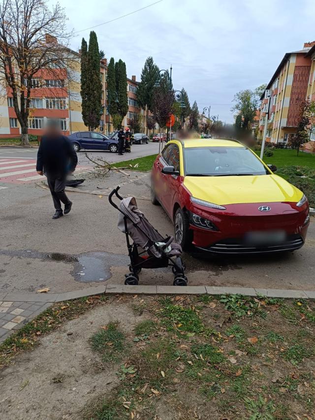 O femeie însărcinată și copilul ei de numai un an, loviți de o mașină în timp ce erau pe trotuar