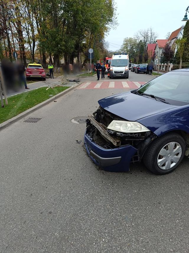 O femeie însărcinată și copilul ei de numai un an, loviți de o mașină în timp ce erau pe trotuar