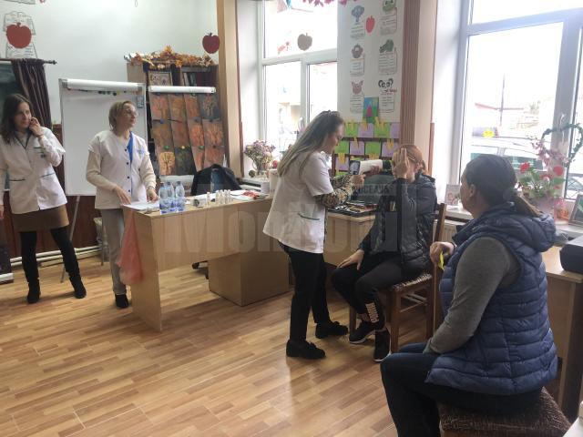 Copiii din Fratăuții Noi au beneficiat de consultații medicale gratuite prin proiectul „Caravana cu medici”