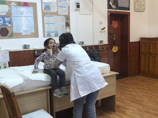 Copiii din Fratăuții Noi au beneficiat de consultații medicale gratuite prin proiectul „Caravana cu medici”