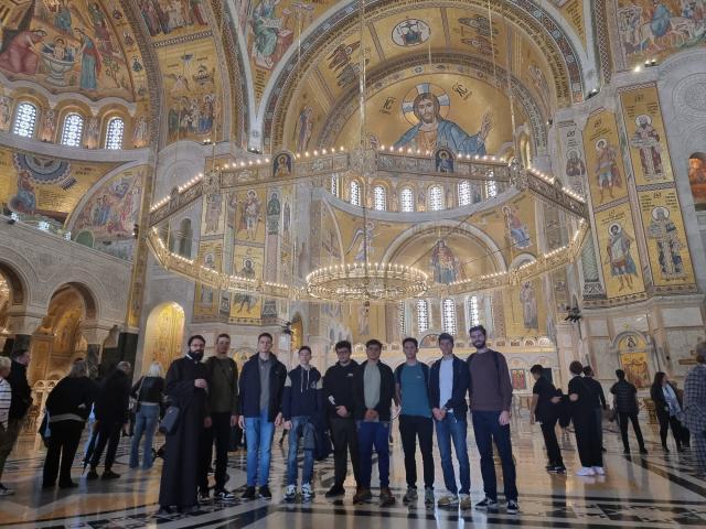 Tineri din Grupul de Cateheză de la Biserica „Sfântul Dumitru” din Suceava, în pelerinaj