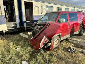 Mașină lovită de locomotiva trenului Suceava - Putna