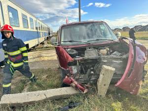 Mașină lovită de locomotiva trenului Suceava - Putna
