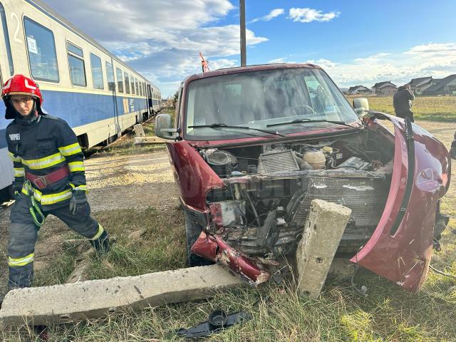 Mașină lovită de locomotiva trenului Suceava - Putna