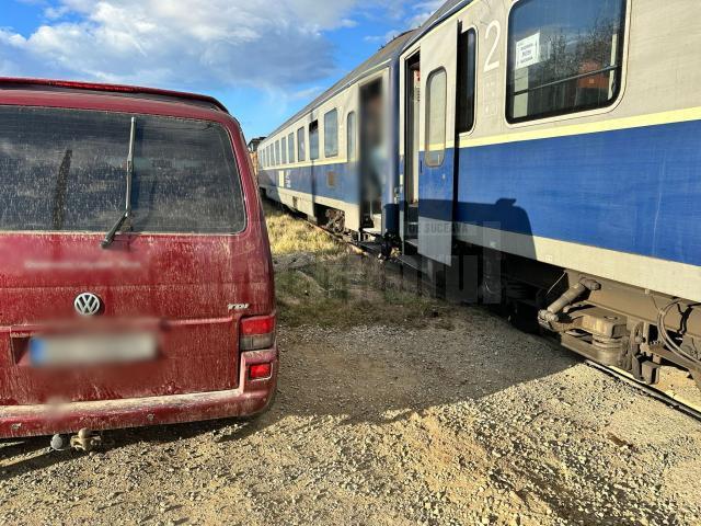 Mașină lovită de locomotiva trenului Suceava - Putna