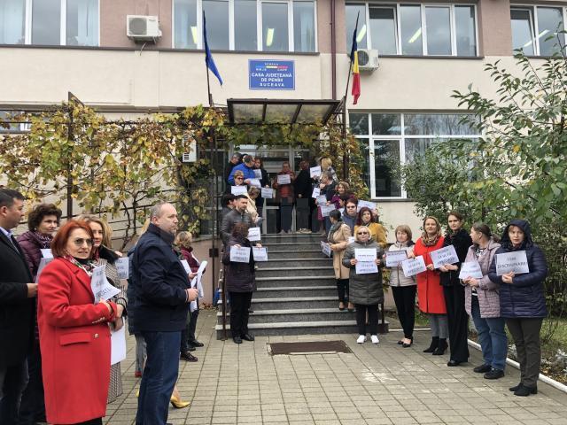 Angajații Casei de Pensii Suceava vor protesta zilnic, pe termen nelimitat, pentru a solicita egalizarea salariilor cu a celor din instituția centrală