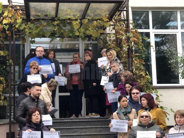 Angajații Casei de Pensii Suceava vor protesta zilnic, pe termen nelimitat, pentru a solicita egalizarea salariilor cu a celor din instituția centrală