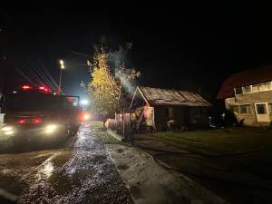 Pagube mari în urma unui incendiu izbucnit la o gospodărie