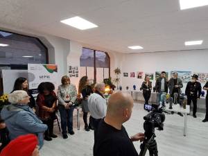 Obiecte decorative din sticlă, realizate de artistul Mihai Laurus, expuse la Galeria de Artă Zamca