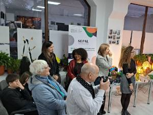 Obiecte decorative din sticlă, realizate de artistul Mihai Laurus, expuse la Galeria de Artă Zamca