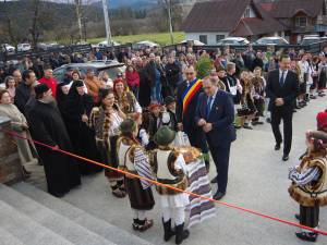 Autoritățile locale și judetene au fost întâmpinate cu pâine și sare la inaugurarea căminului cultural din Vatra Moldovitei