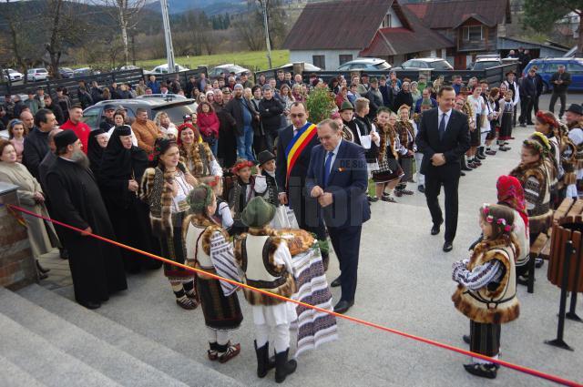 Autoritățile locale și judetene au fost întâmpinate cu pâine și sare la inaugurarea căminului cultural din Vatra Moldovitei