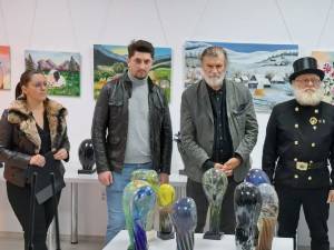 Obiecte decorative din sticlă, realizate de artistul Mihai Laurus, expuse la Galeria de Artă Zamca