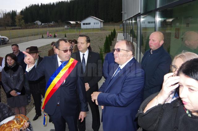 În Vatra Moldoviței au fost inaugurate două obiective noi, o sală de sport ultramodernă și un cămin cultural nou