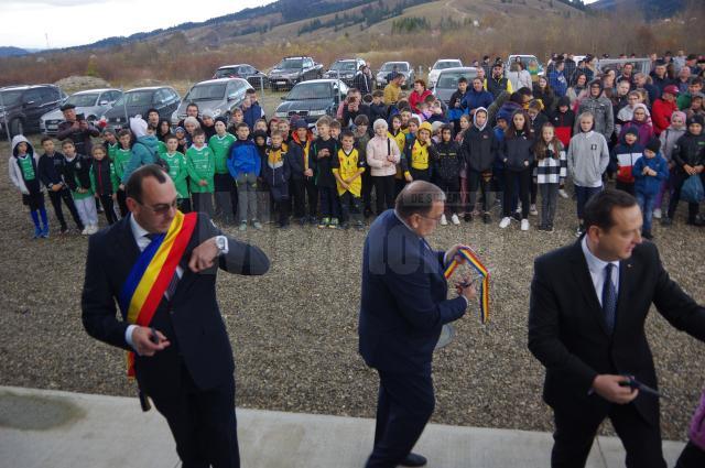 În Vatra Moldoviței au fost inaugurate două obiective noi, o sală de sport ultramodernă și un cămin cultural nou