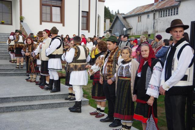 În Vatra Moldoviței au fost inaugurate două obiective noi, o sală de sport ultramodernă și un cămin cultural nou