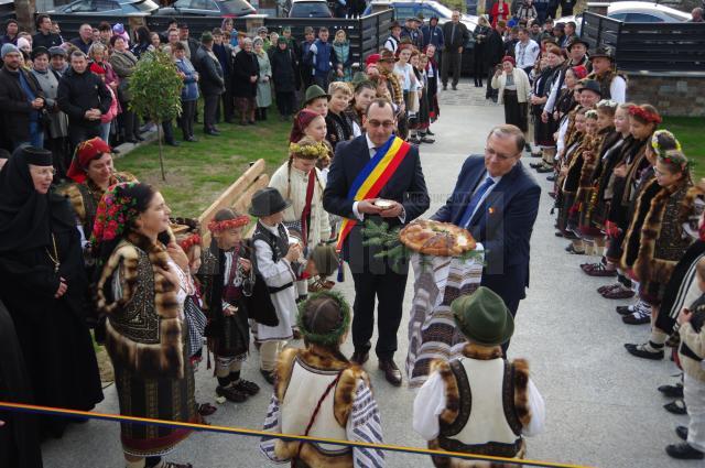 În Vatra Moldoviței au fost inaugurate două obiective noi, o sală de sport ultramodernă și un cămin cultural nou