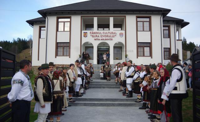 În Vatra Moldoviței au fost inaugurate două obiective noi, o sală de sport ultramodernă și un cămin cultural nou