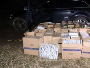 Autoturismul era plin cu țigări de contrabandă