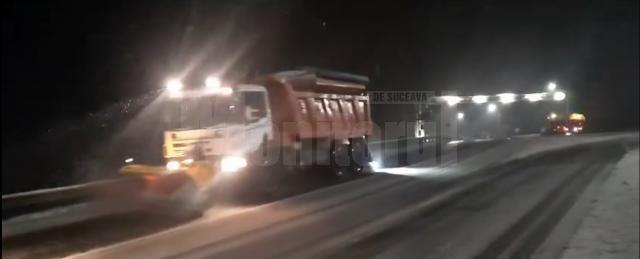 Drumarii au intervenit cu 10 utilaje pentru deszăpezirea drumurilor din zona de munte a județului