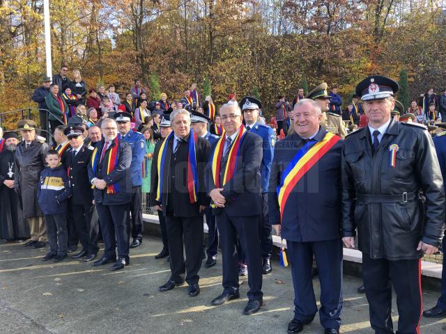 Oficialitățile sucevene și numeroase cadre militare au fost prezente alături de primarul Georghe Fron la comemorarea Zilei Veteranilor