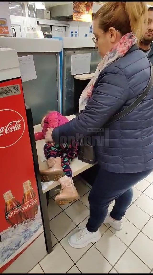 O fetiță care s-a înecat într-un supermarket a fost salvată miraculos de un medic aflat la cumpărături