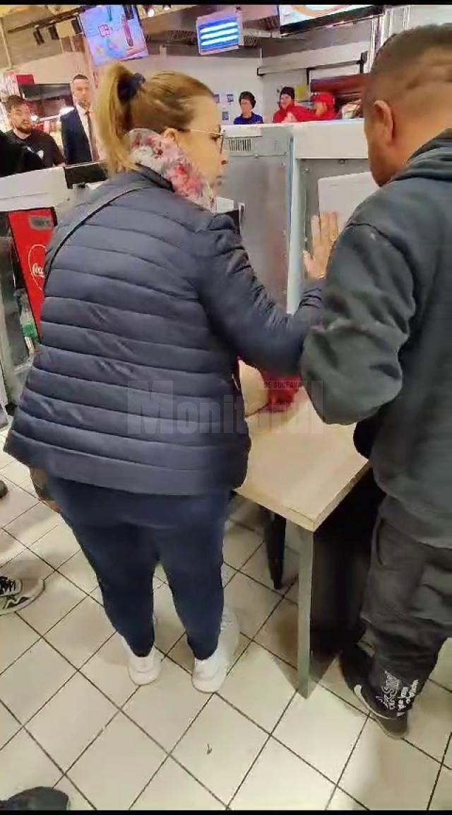 O fetiță care s-a înecat într-un supermarket a fost salvată miraculos de un medic aflat la cumpărături