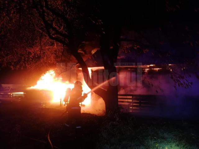 Incendiu puternic la o spălătorie, o vulcanizare auto și un magazin