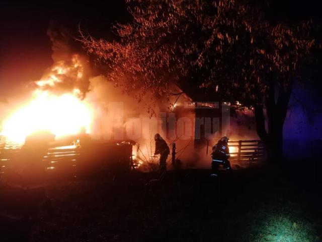 Incendiu puternic la o spălătorie, o vulcanizare auto și un magazin