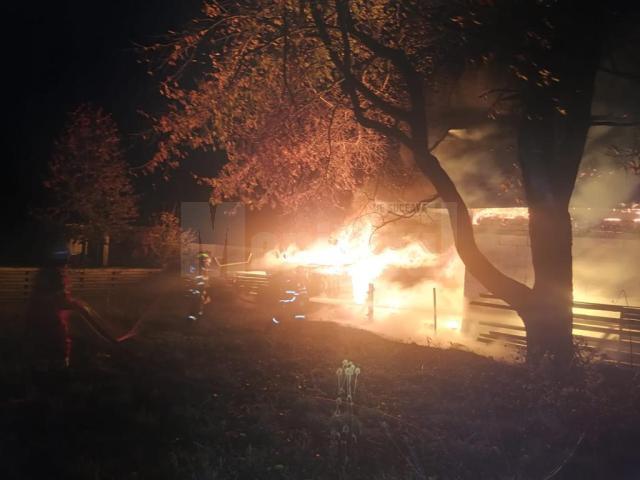 Incendiu puternic la o spălătorie, o vulcanizare auto și un magazin