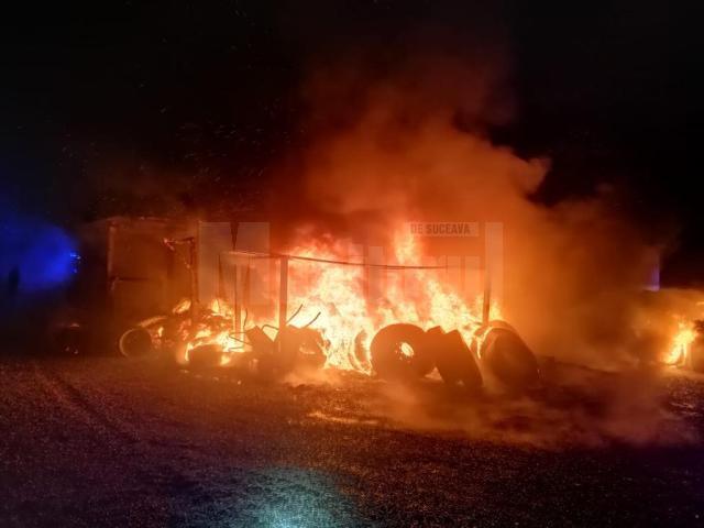 Incendiu puternic la o spălătorie, o vulcanizare auto și un magazin