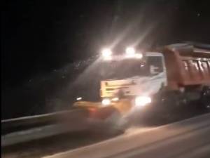Drumarii au intervenit în pasul Tihuța pentru deszăpezirea DN 17