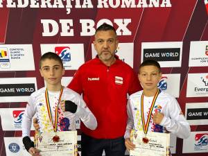 Antrenorul Andu Vornicu încadrat de cei doi tineri campioni