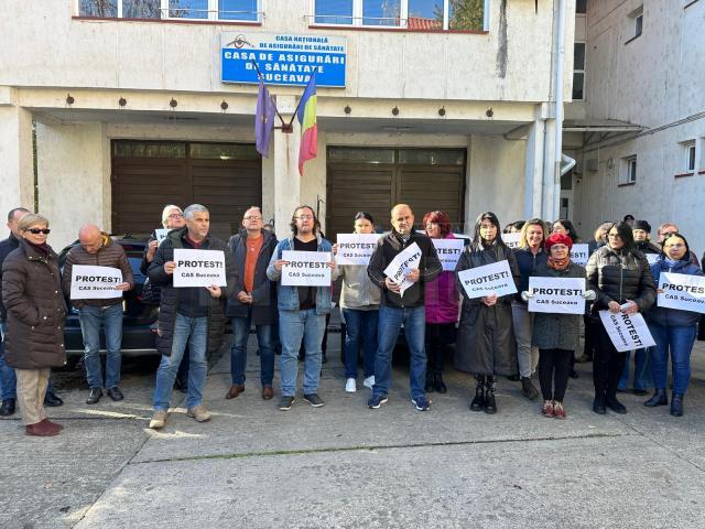 Continuă protestele la Casa de Asigurări de Sănătate.