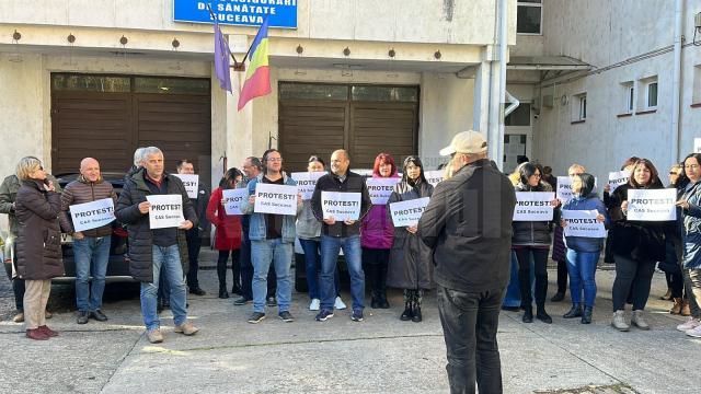 Continuă protestele la Casa de Asigurări de Sănătate.