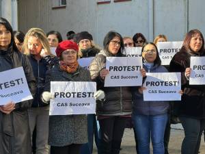 Continuă protestele la Casa de Asigurări de Sănătate.
