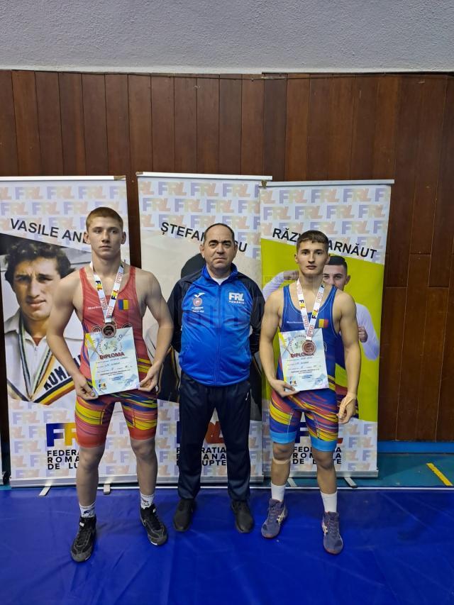 Antrenorul Valerică Gherasim încadrat de sportivii săi