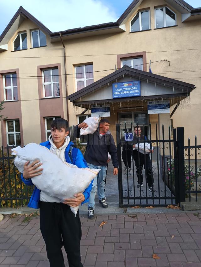 O săptămână de generozitate, cu donații de fructe și legume, la Liceul Tehnologic „Iorgu Vârnav Liteanu” din Liteni