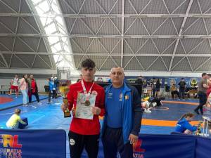 Luptătorul Constantin Lungu alături de antrenorul Florin Rusu