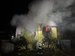 Un bărbat a suferit arsuri într-un incendiu izbucnit în plină noapte