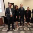 Directorul cancelariei, Emilian Țehaniuc, reprezentantul DGASPC, Sabina Doroftei, prefectul Alexandru Moldovan, reprezentantul DSP, Zica Aga, maiorul Alin Găleată, ISU Suceava