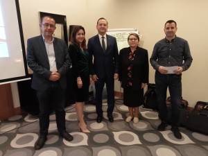 Directorul cancelariei, Emilian Țehaniuc, reprezentantul DGASPC, Sabina Doroftei, prefectul Alexandru Moldovan, reprezentantul DSP, Zica Aga, maiorul Alin Găleată, ISU Suceava