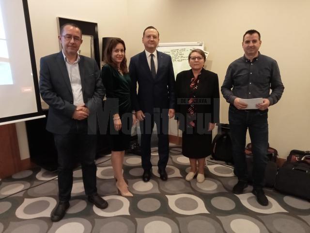 Directorul cancelariei, Emilian Țehaniuc, reprezentantul DGASPC, Sabina Doroftei, prefectul Alexandru Moldovan, reprezentantul DSP, Zica Aga, maiorul Alin Găleată, ISU Suceava