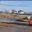 Parapetul care nu permitea vehiculelor grele să intre pe podul provizoriu de la Milișăuți a ...