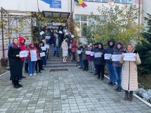 Zeci de angajați ai Casei de Pensii Suceava au protestat de aproape două săptămâni pentru a solicita majorarea salariilor